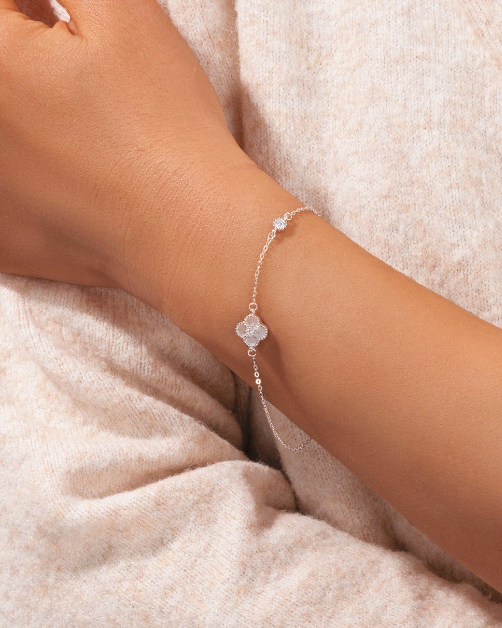ICY CLOVER BRACELET.